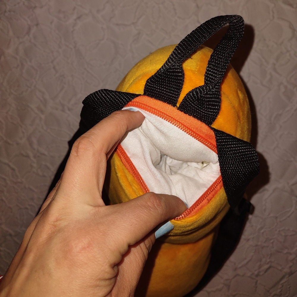 Charmander Backpack - Picture 6 of 14